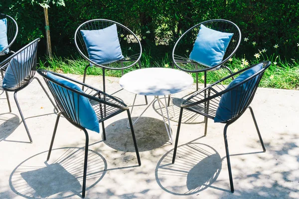 Yastık ile veranda sandalye ve masa ayarla