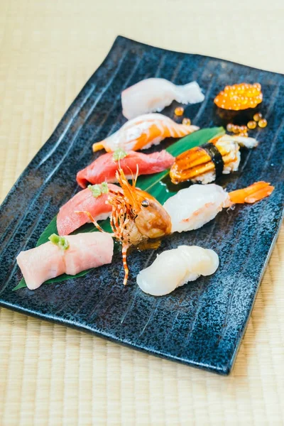 Ham ve taze somon balığı karides ve diğer suşi