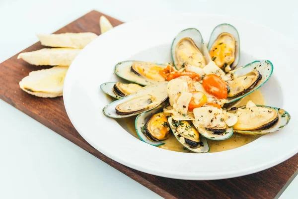 Beyaz şarap soslu buğulanmış midye