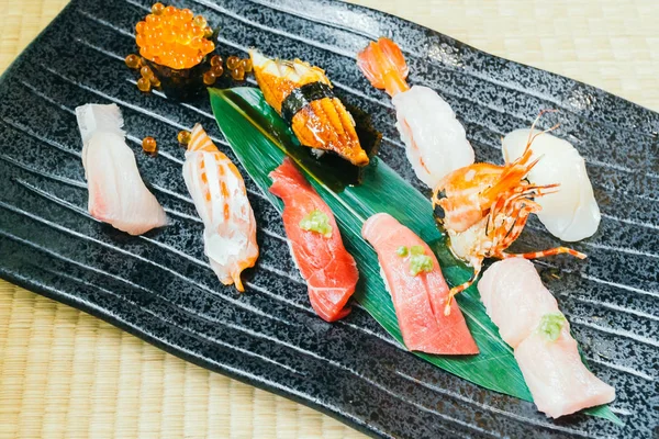 Ham ve taze somon balığı karides ve diğer suşi