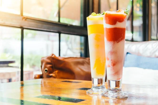 Çilek smoothies cam içme buz