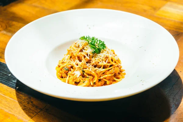 Espaguete ou macarrão bolonhesa em placa branca — Fotografia de Stock