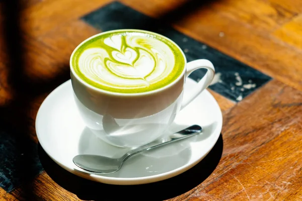 Té verde matcha latte en taza blanca — Foto de Stock