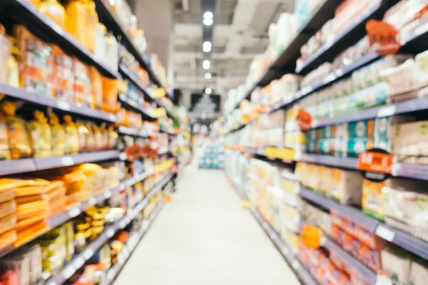 Soyut bulanıklık ve süpermarkette alışveriş bölümü s defocused