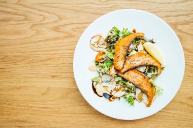 Izgara somon fileto etli sebze salatası