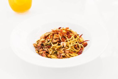 Spagetti pastırma sarımsak ile