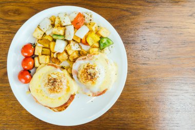 Sebze kahvaltı için yumurta benedict