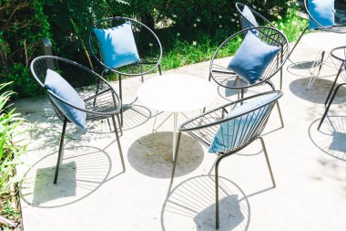 Yastık ile veranda sandalye ve masa ayarla