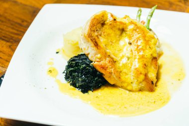 Sebzeli ızgara tavuk göğsü biftek