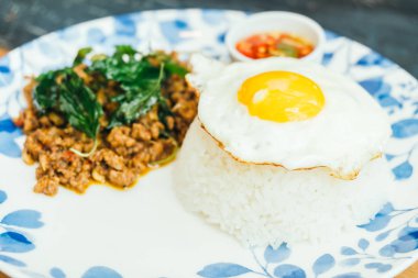 Fesleğen yaprağı ve pirinç ile baharatlı domuz eti