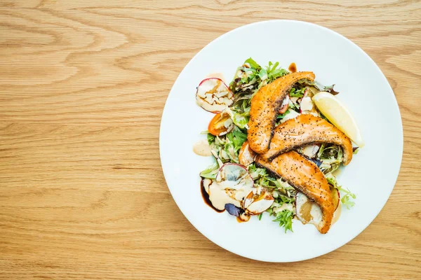 Izgara somon fileto etli sebze salatası