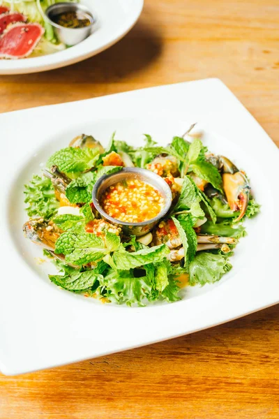 Baharatlı ham yengeç et deniz ürünleri