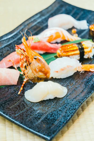 Gamberetti e altri sushi di tonno rosso e fresco — Foto Stock