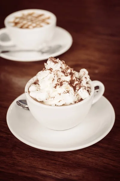 Cokelat marshmallow panas dalam cangkir putih — Stok Foto