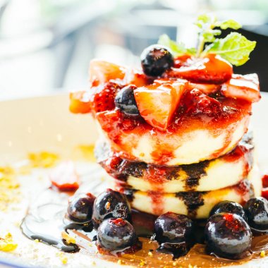 Karışık berry meyve beyaz plaka ile Pancakes