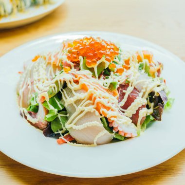 Deniz ürünleri sashimi salata