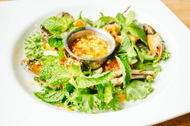 Baharatlı ham yengeç et deniz ürünleri