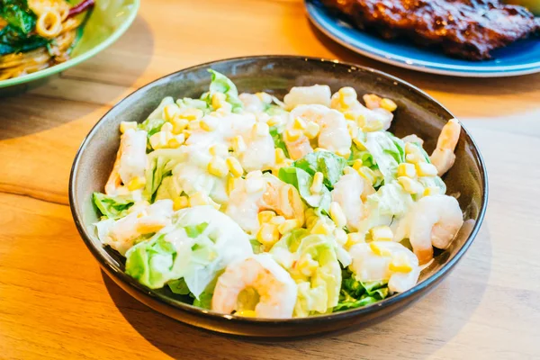 Fresh shrimp with vegetable salad — Stock Photo, Image