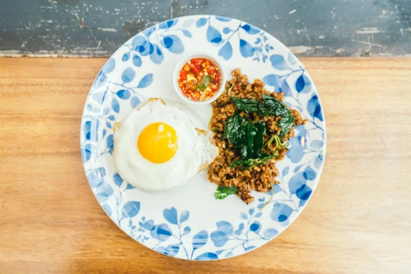 Fesleğen yaprağı ve pirinç ile baharatlı domuz eti