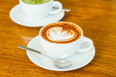 Beyaz fincan sıcak çikolatalı latte