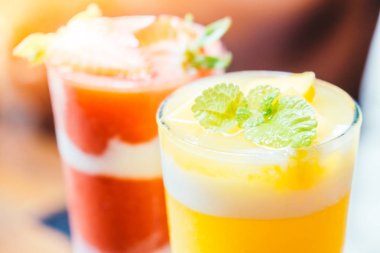 Mango smoothie cam içme buz