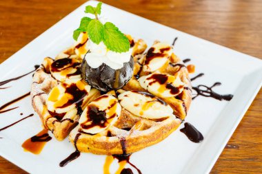 Şekerli tatlı krep ve çikolatalı dondurma ile