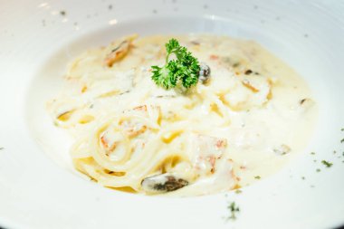 Spagetti carbonara beyaz plaka