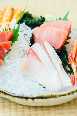 Ham ve taze somon balığı ve diğer sashimi Balık eti