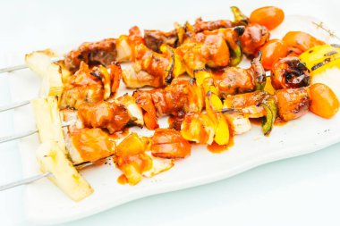 Barbekü et sopa beyaz plaka ızgara