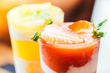 Çilek smoothies cam içme buz