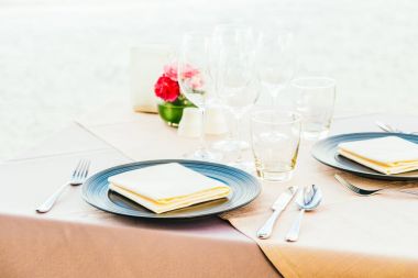 Romantik yemek masası Şarap kadehi ile ayar ve diğer