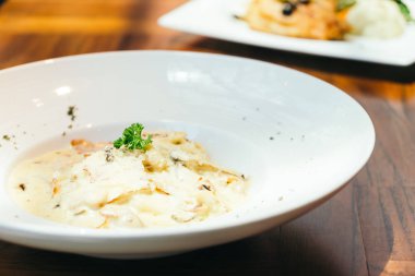 Spagetti carbonara beyaz plaka