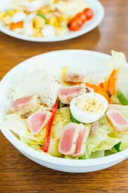 Ton balığı et ve yumurta sebze salatası ile