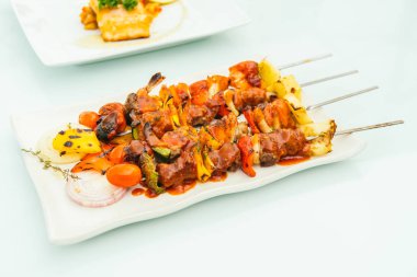 Barbekü et sopa beyaz plaka ızgara