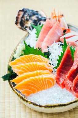 Ham ve taze somon balığı ve diğer sashimi Balık eti