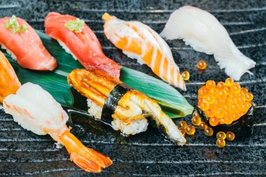 Ham ve taze somon balığı karides ve diğer suşi