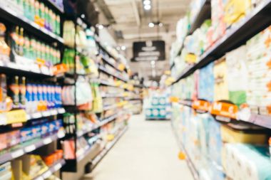 Soyut bulanıklık ve süpermarkette alışveriş bölümü s defocused