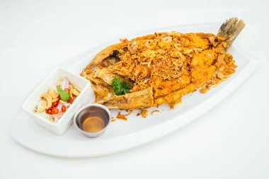 Kızarmış levrek et balık sosu ile