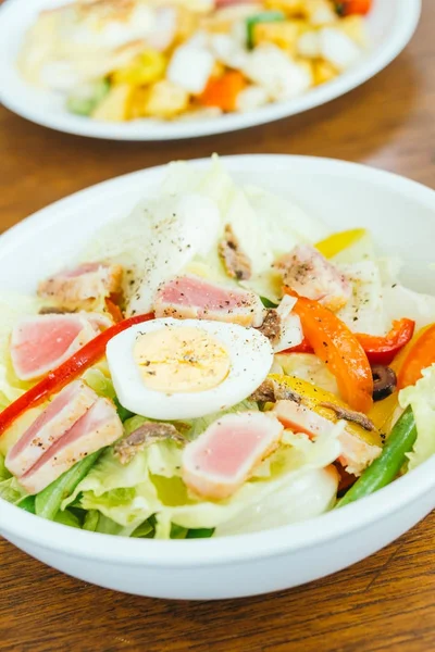 Tonfisk kött och ägg med grönsakssallad — Stockfoto