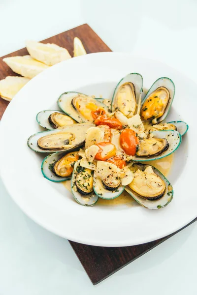 Beyaz şarap soslu buğulanmış midye