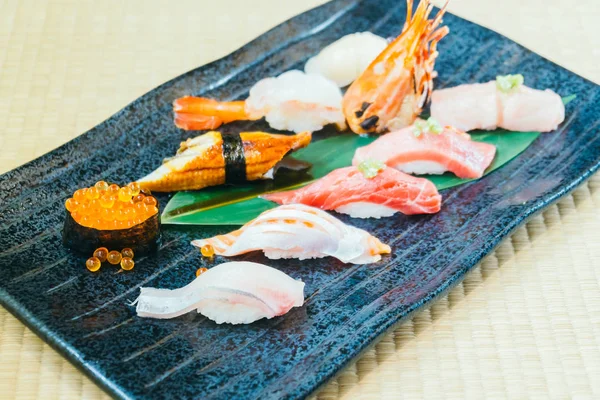 Camarones de atún de salmón crudo y fresco y otros sushi — Foto de Stock