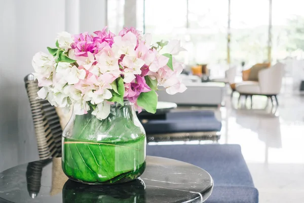 Virág váza az asztalon — Stock Fotó