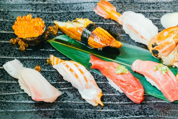 原料と新鮮なサーモン マグロ海老とその他の寿司 — ストック写真