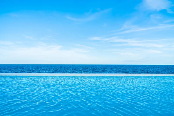 Piscina Infinity con vista mare e oceano sul cielo blu — Foto Stock