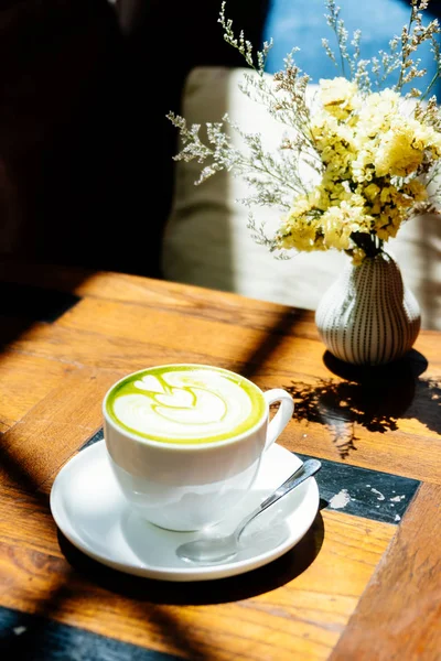 Yeşil çay, sütlü sütlü kahve.