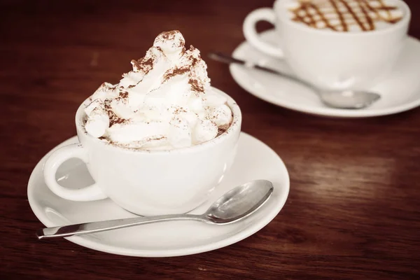 Cioccolata calda di marshmallow in tazza bianca — Foto Stock