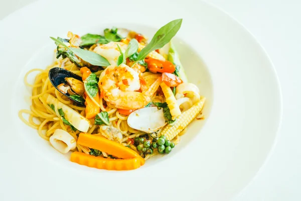 Spaghettis aux fruits de mer épicés ou pâtes dans une assiette blanche — Photo