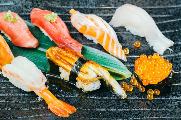 Ham ve taze somon balığı karides ve diğer suşi