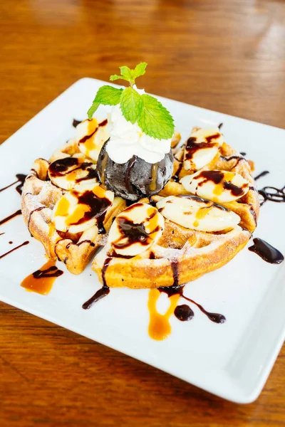 Dolce dessert con pancake e cioccolato gelato — Foto Stock