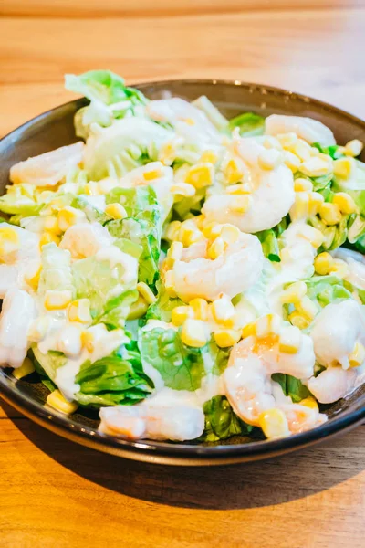 Sebze salatası ile taze karides